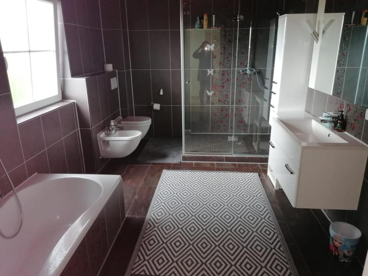 Grosses 4 Zimmer Apartment Naehe Messe Hanóver Exterior foto